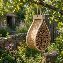 Lade das Bild in den Galerie-Viewer, Wildbienenhotel „Gartenfreund" – Handgeflochten aus Bambus & Hartholz