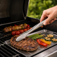 Lade das Bild in den Galerie-Viewer, TitanPure Pro — Grill-Tablett Set Camping & BBQ | PFAS-frei | Mit Zange