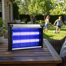 Lade das Bild in den Galerie-Viewer, UV-Insektenvernichter – Elektrische Fliegen, Gelsen, Motten, Kakerlaken- & Mückenfalle für Innen und Außen - 30–170 m²