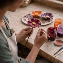 Lade das Bild in den Galerie-Viewer, Handgemachte Bienenblüten – Wetterfeste Keramik-Tränken, 4er-Set
