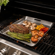 Lade das Bild in den Galerie-Viewer, TitanPure Pro — Grill-Tablett Set Camping &amp; BBQ | PFAS-frei | Mit Zange
